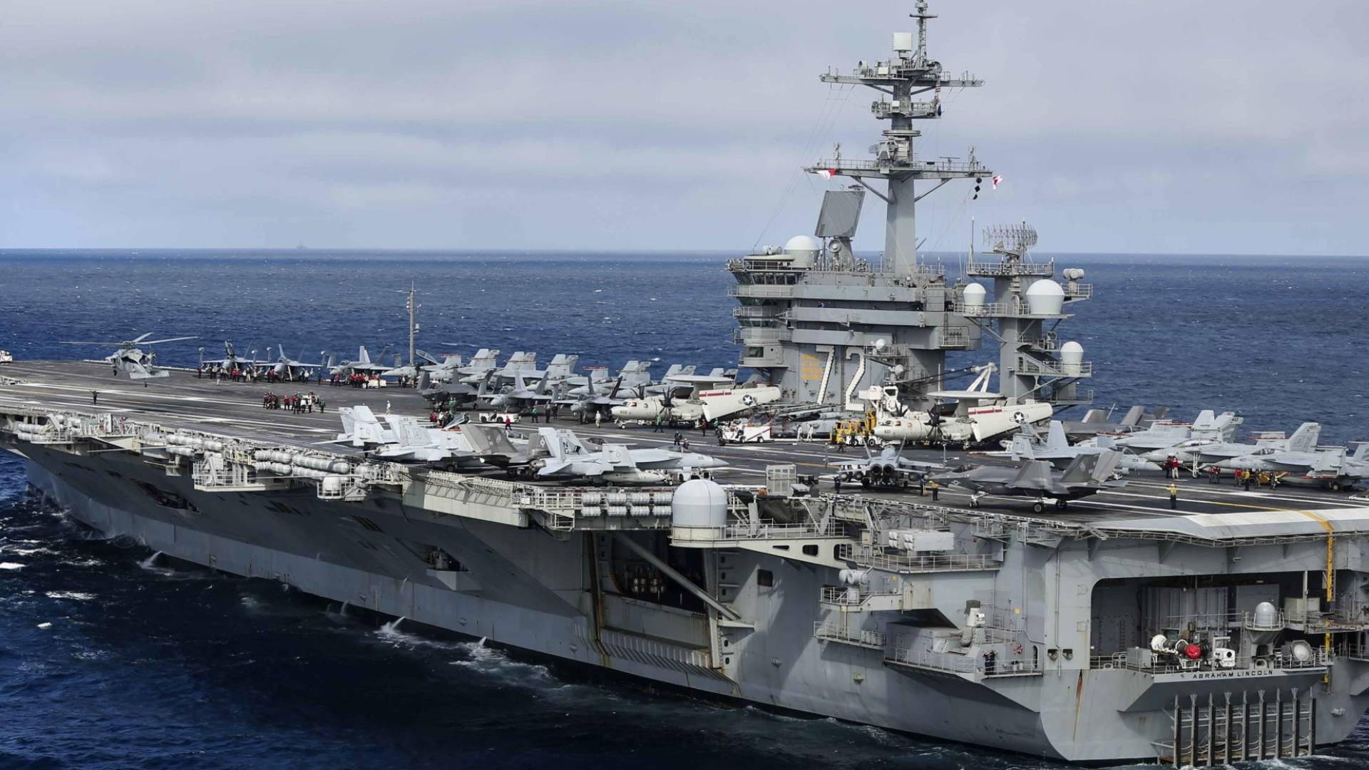 حاملة الطائرات الأمريكية لينكولين