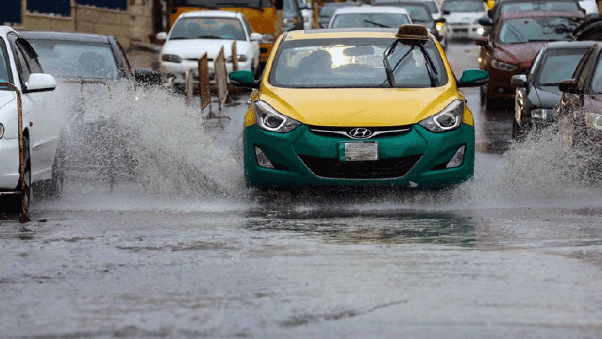 الأجواء الماطرة في شوارع عمان