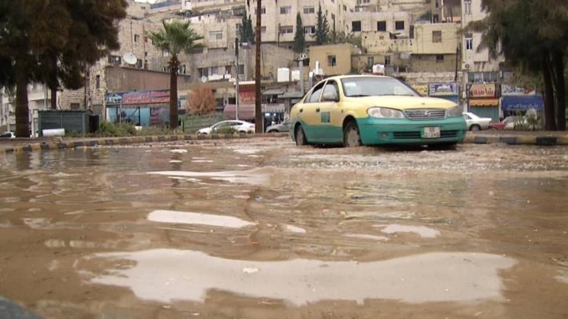 الأجواء الماطرة في شوارع عمان