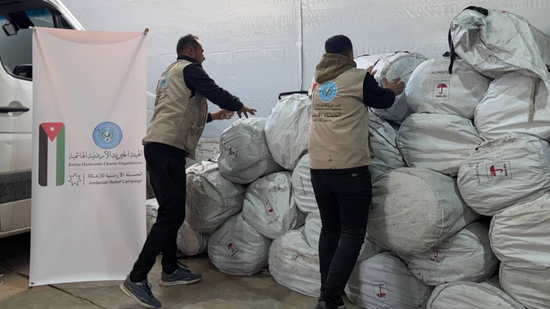 توزيع المساعدات الإنسانية على النازحين في قطاع غزة