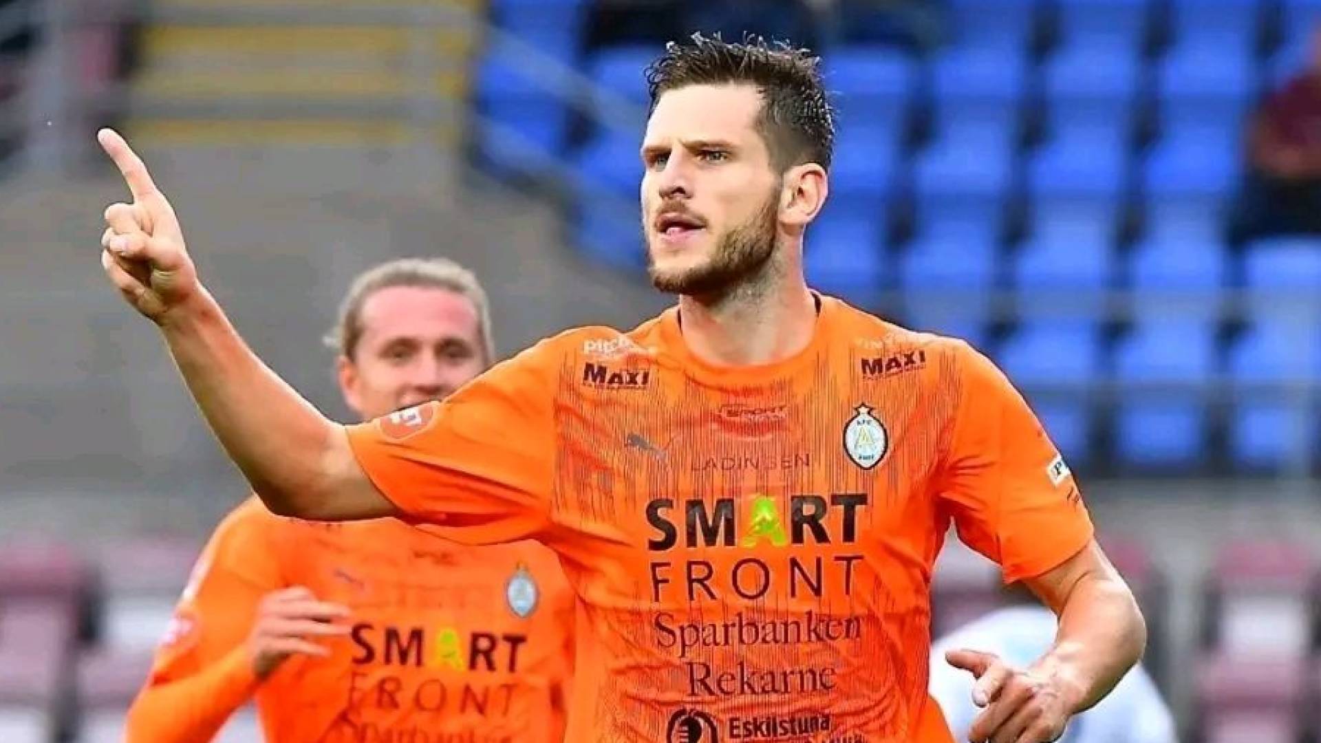 المهاجم الإنجليزي آشلي كوفي