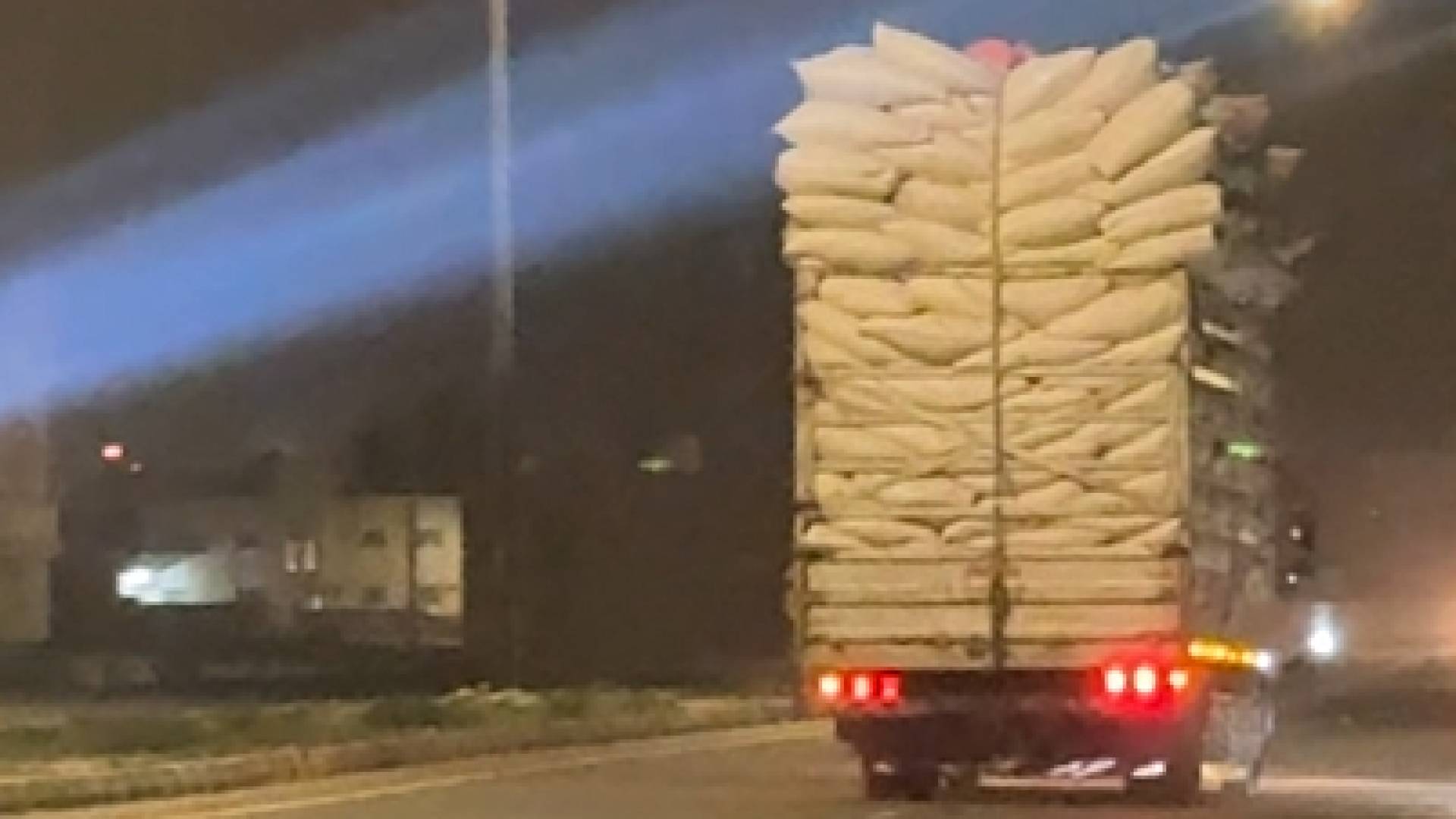 شاحنة تحمل حمولة زائدة