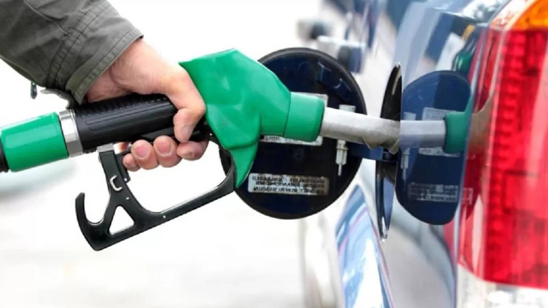 تعبئة خزان مركبة بالوقود