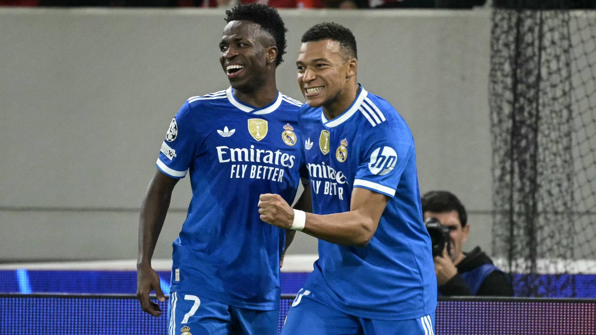 مبابي وفينيسوس يحتفلون بهدف سابق