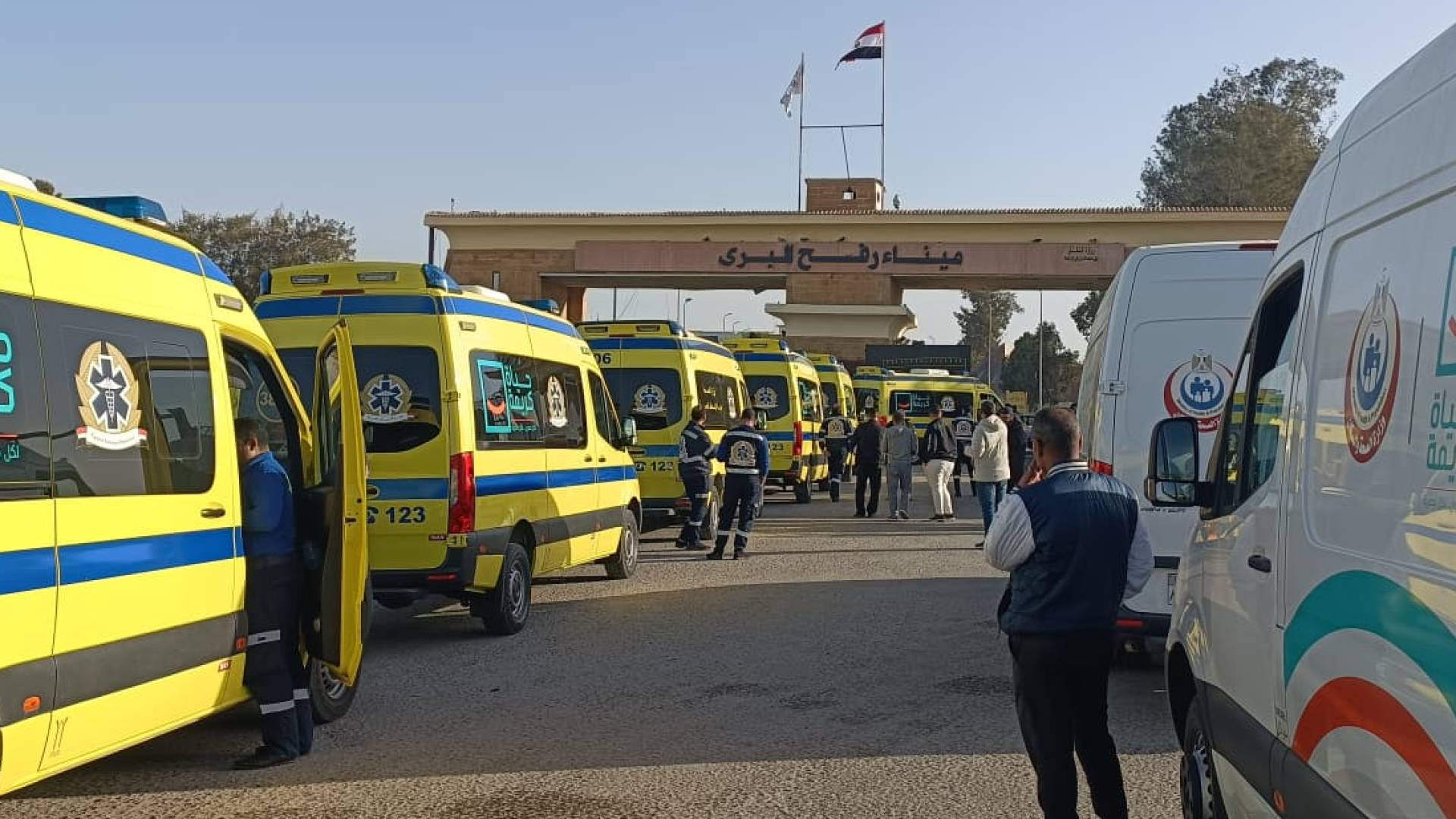 سيارات الإسعاف في محيط معبر رفح البري