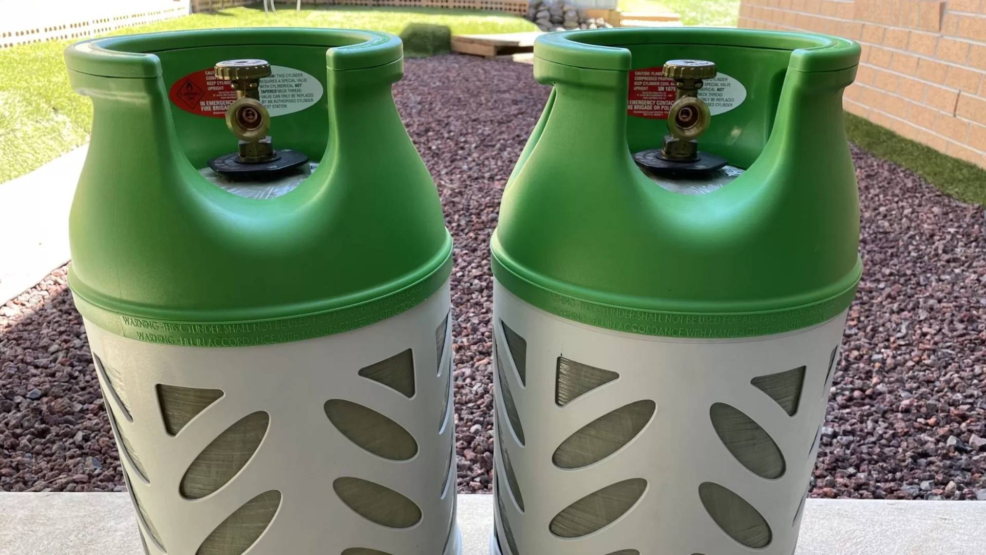 اسطوانات بلاستيكية.. ارشيفية