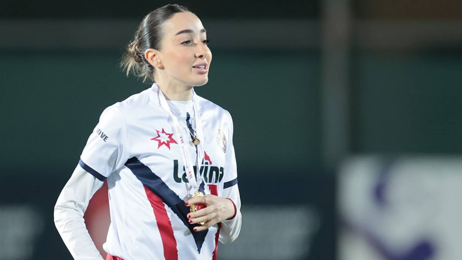 لاعبة الاتحاد روزبهان فريج خلال التتويج