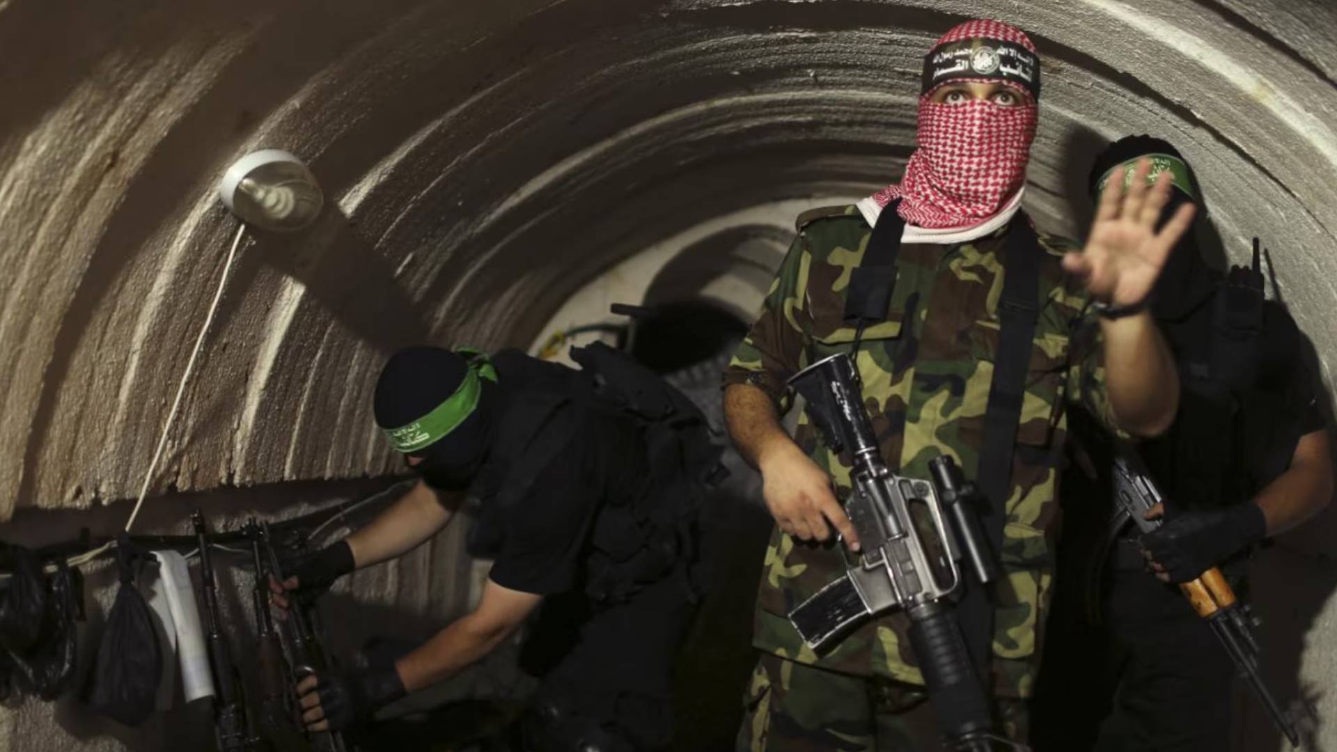 مقاتلين من كتائب القسام في أنفاق غزة