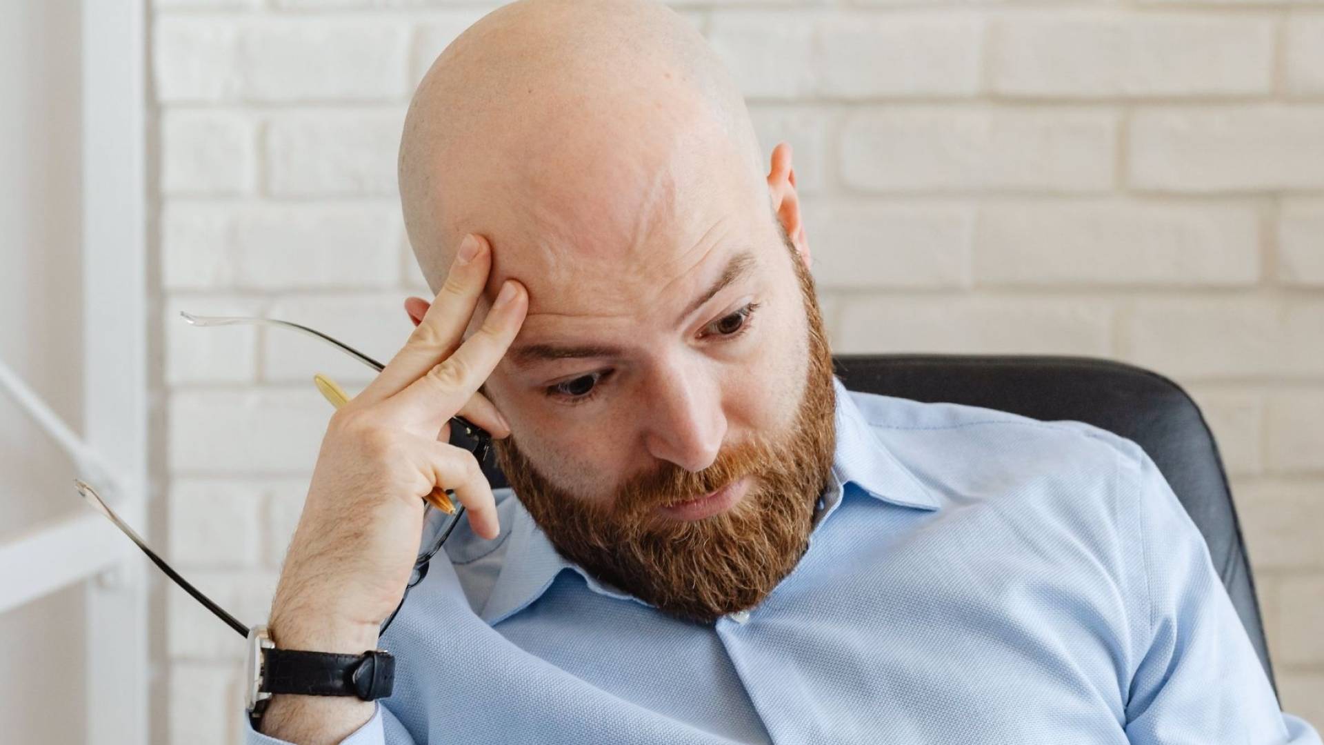 شخص يشعر بالتعب