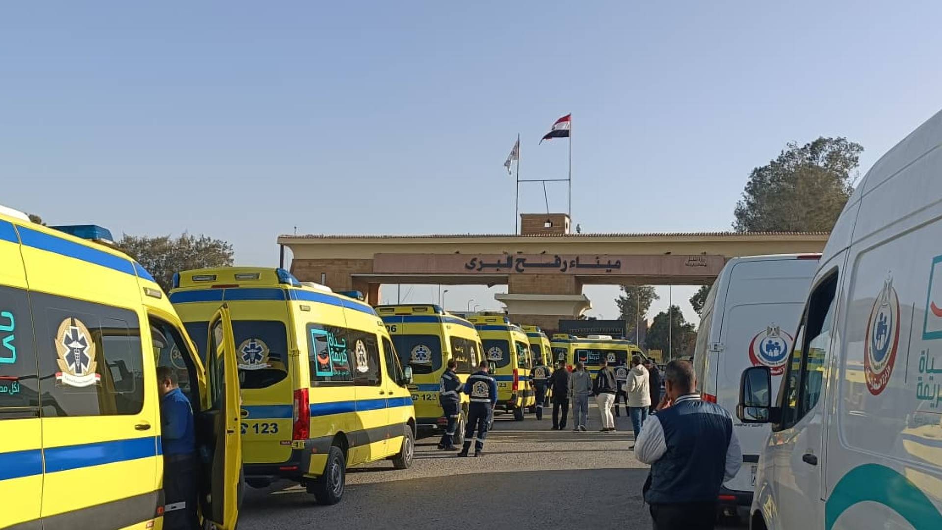 سيارات إسعاف مصرية في محيط معبر رفح