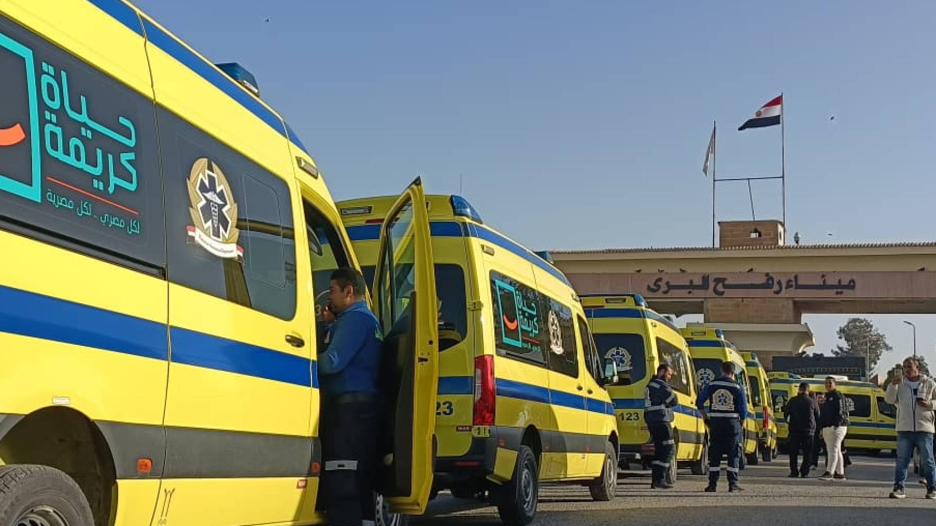 سيارات الإسعاف المصرية امام معبر رفح