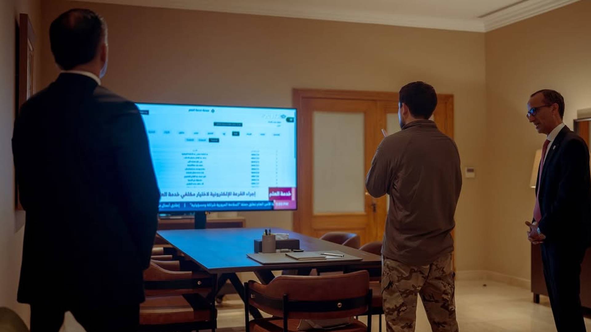 ولي العد يتابع البث المباشر لقرع خدمة العلم