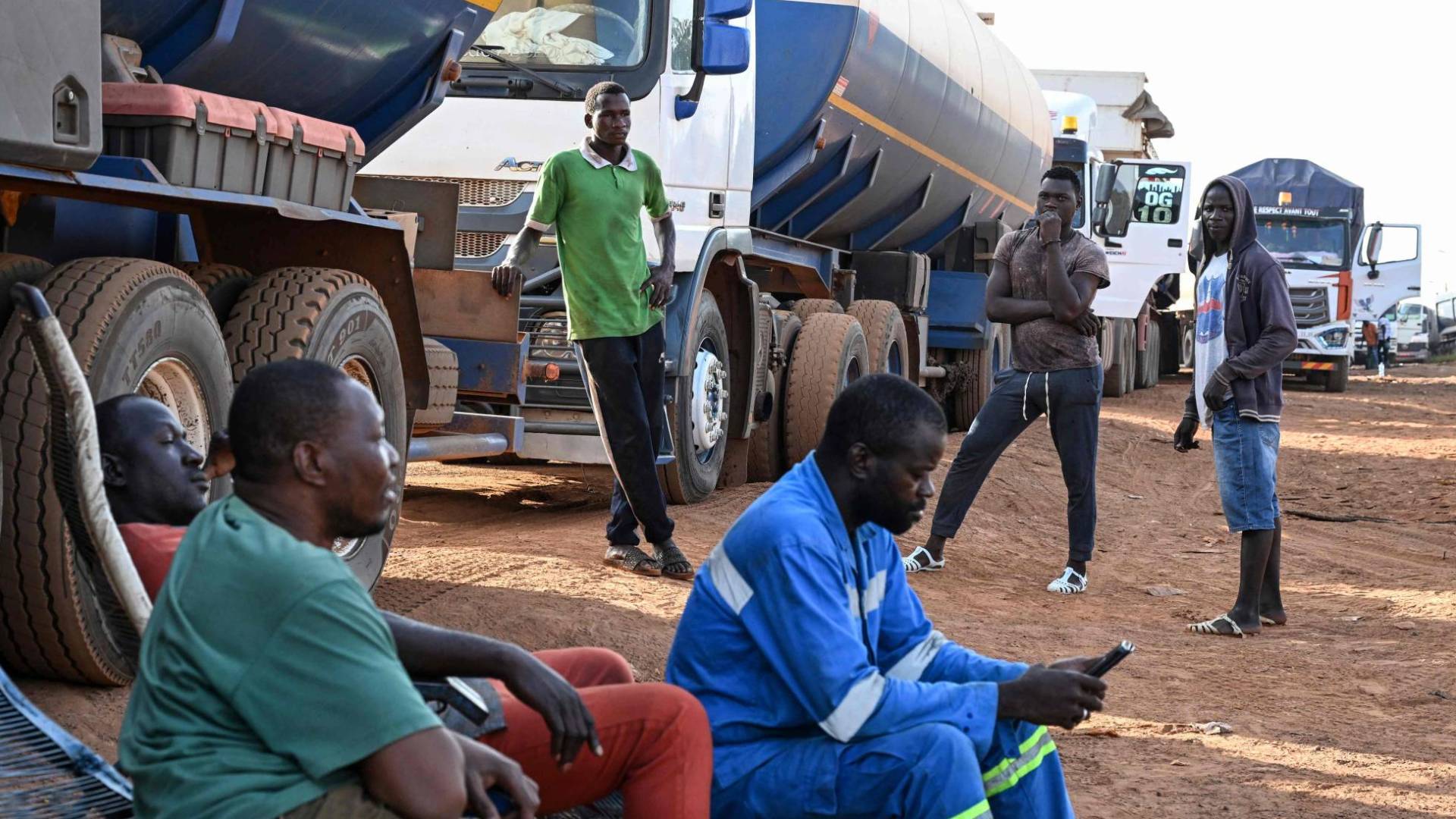 سائقو شاحنات الصهاريج الوقود في دولة مالي