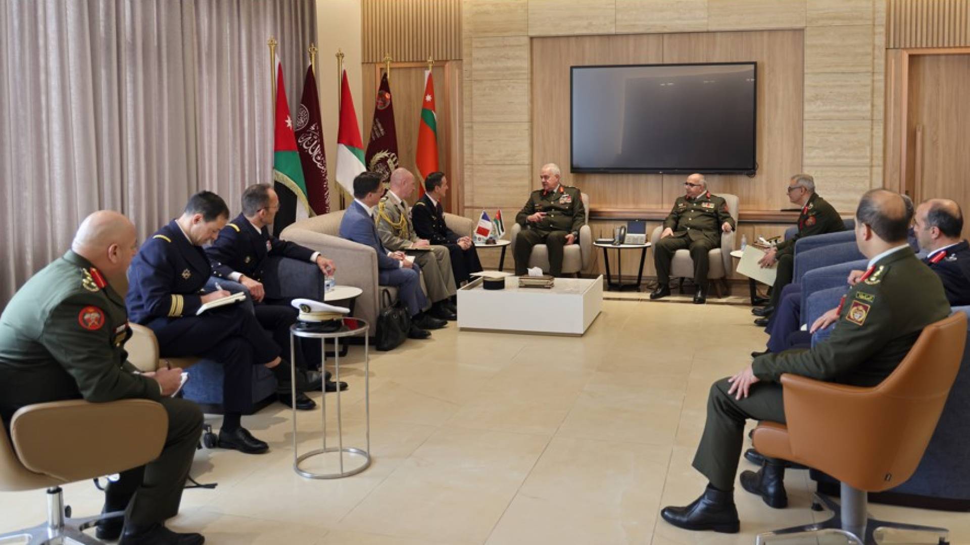 رئيس هيئة الأركان المشتركة يوسف الحنيطي ونظيره الفرنسي