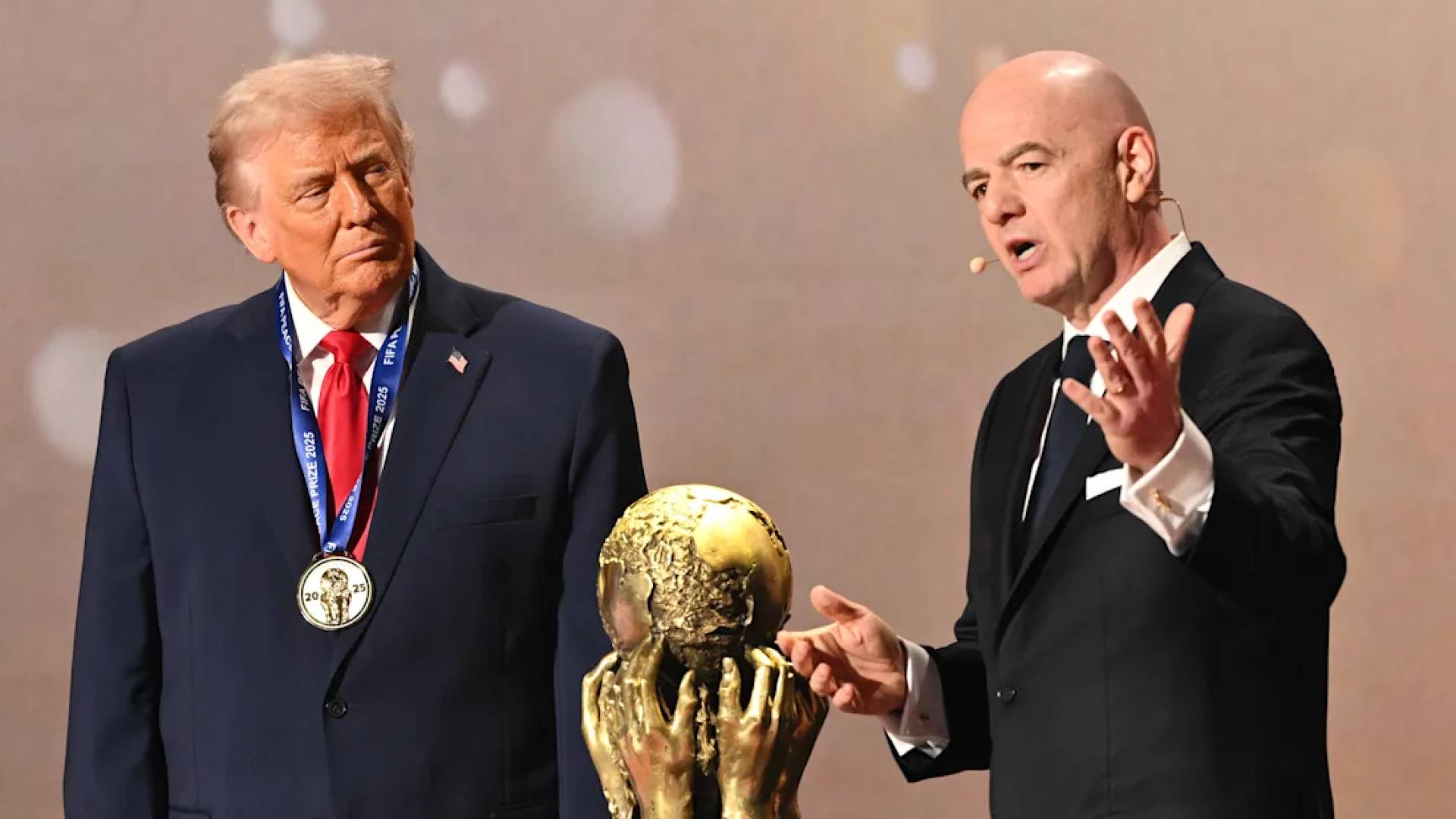 رئيس الفيفا جياني إنفانتينو و الرئيس الأمريكي دونالد ترمب