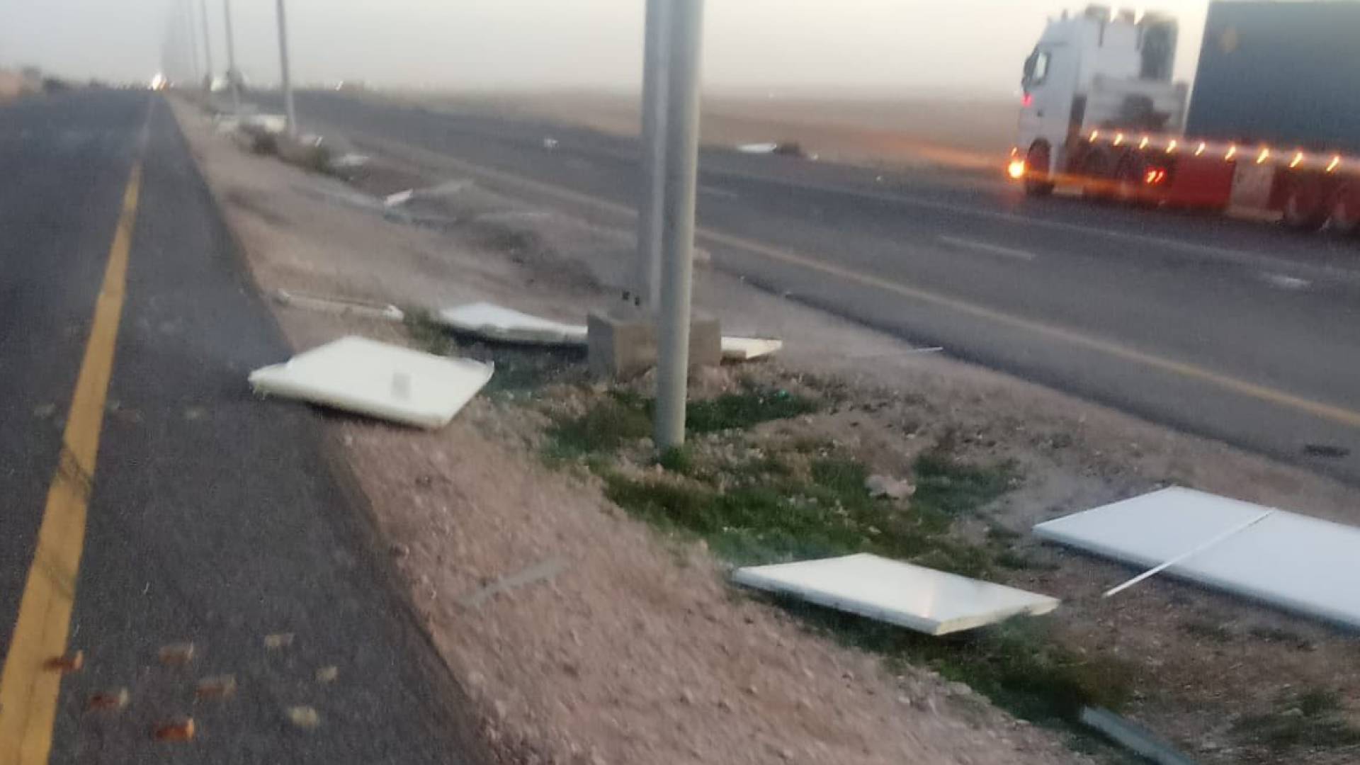 سقوط أجزاء من "كرفان" على الطريق الصحراوي