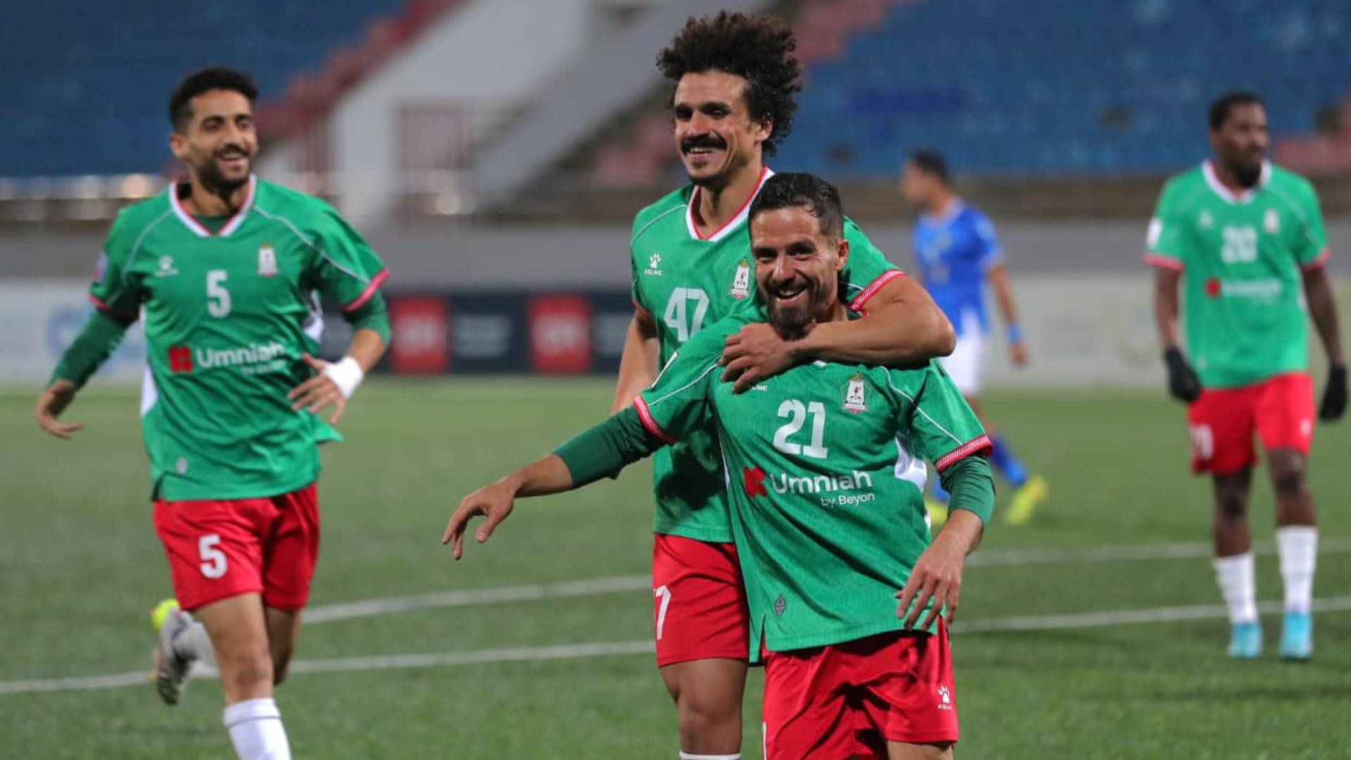 لاعبو الوحدات يحتفلون بهدف سابق