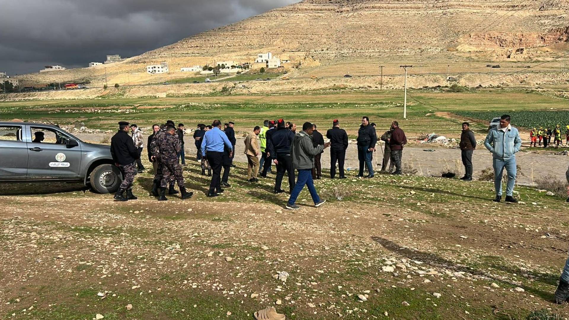 صور العثور على جثة شخص جرفته المياه في سيل الزرقاء