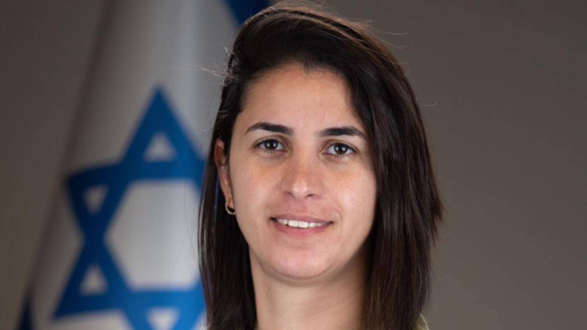 "إيلا واويا"، والمعروفة إعلاميا باسم "كابتن إيلا" - ناطقة باسم جيش الاحتلال