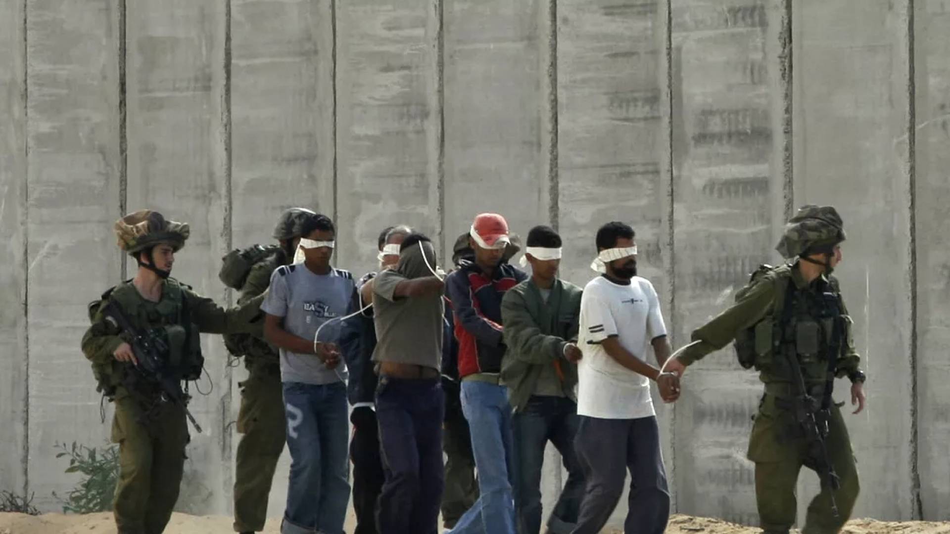 جيش الاحتلال الاسرائيلي مع عدد من الأسرى