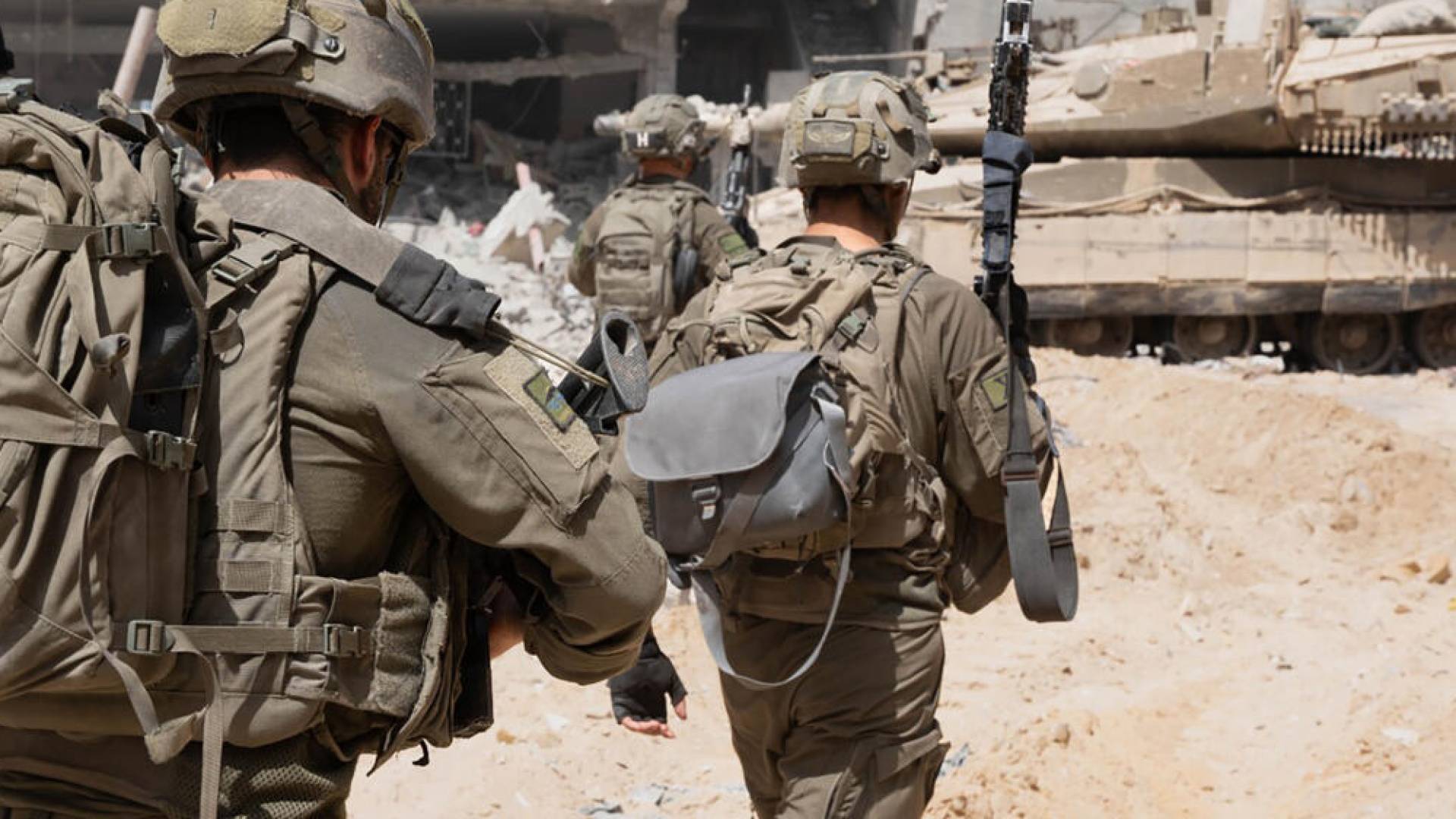 جيش الاحتلال يقر بإصابة ضابط بطلقات نارية قرب "الخط الأصفر" في قطاع غزة