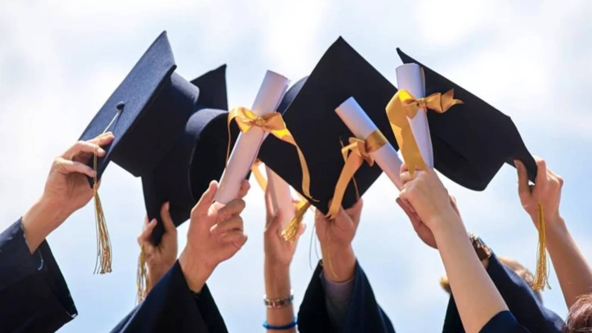 قبعات لطلاب خريجين