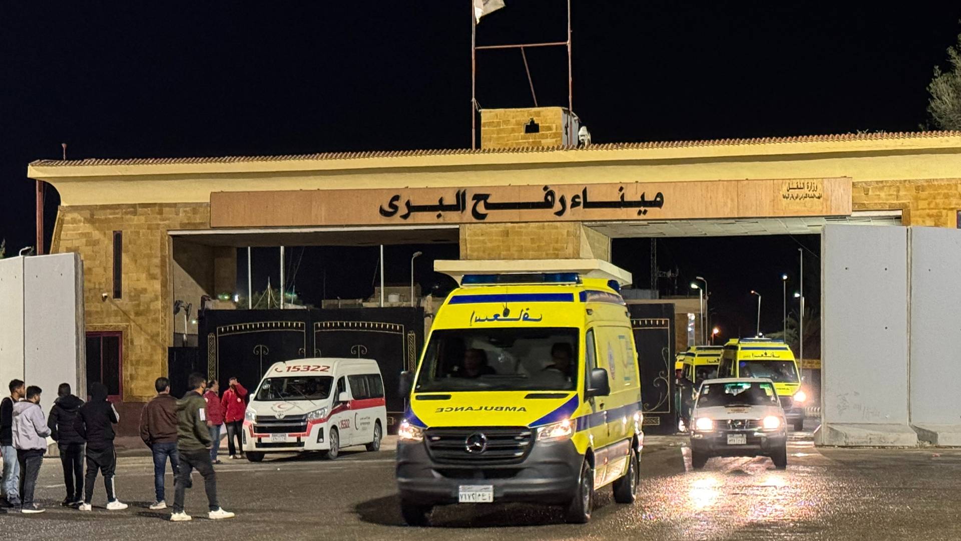 سيارة اسعاف مصرية تقف أمام معبر رفح