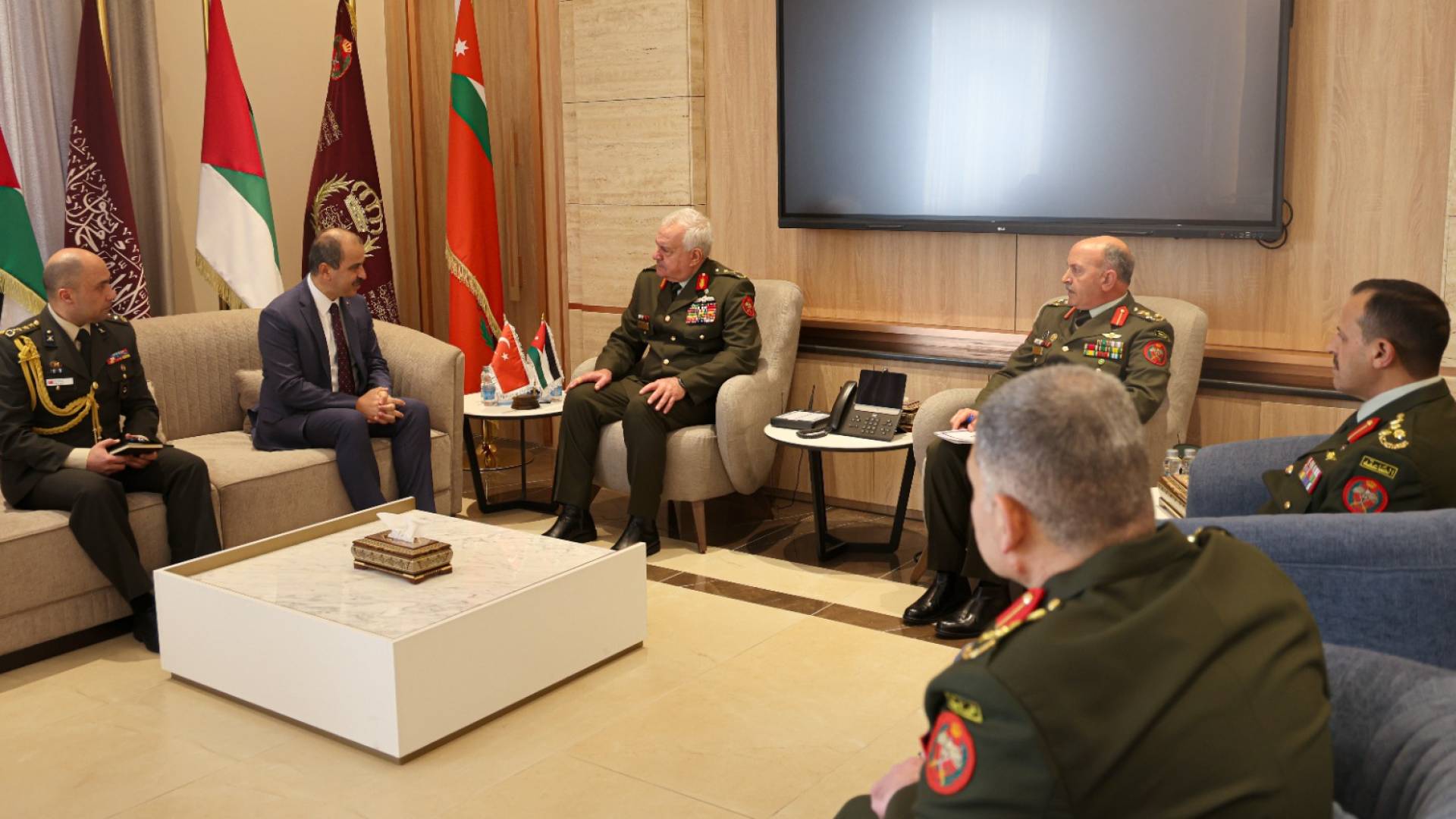 رئيس هيئة الأركان المشتركة اللواء يوسف الحنيطي والسفير التركي في عمان