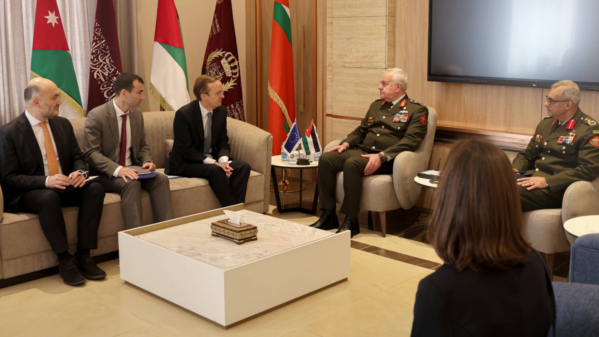 رئيس هيئة الأركان المشتركة، اللواء الركن يوسف أحمد الحنيطي،يستقبل نائب أمين عام جهاز الخدمات الخارجية للاتحاد الأوروبي "تشارلز فريز" والوفد المرافق