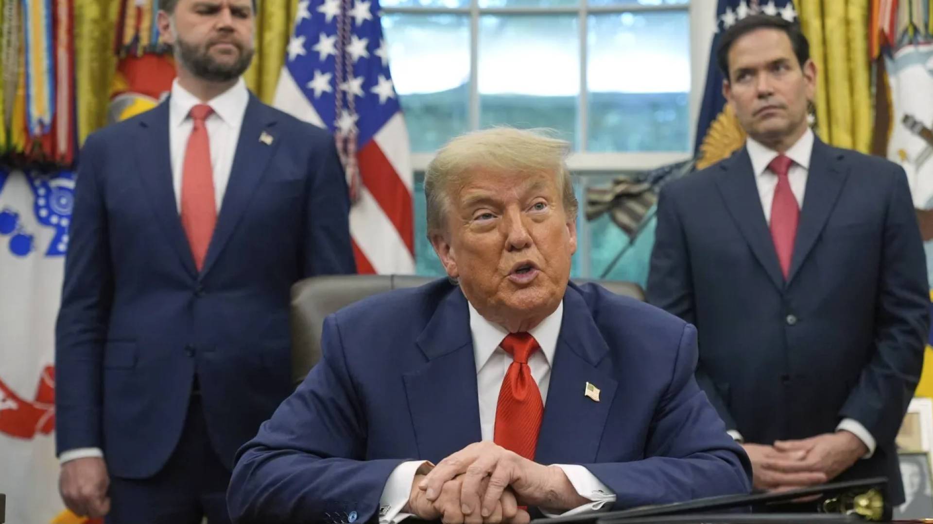 الرئيس الأمريكي دونالد ترمب يتوسط فانس وربيو