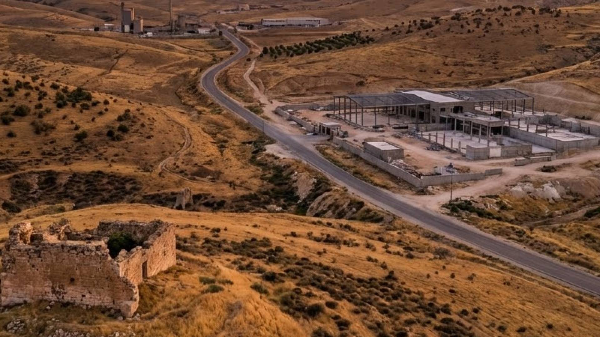 صورة تم توليدها بالذكاء الاصطناعي لتصور الفرص الاستثمارية في منطقة الماضونة شرق عمان