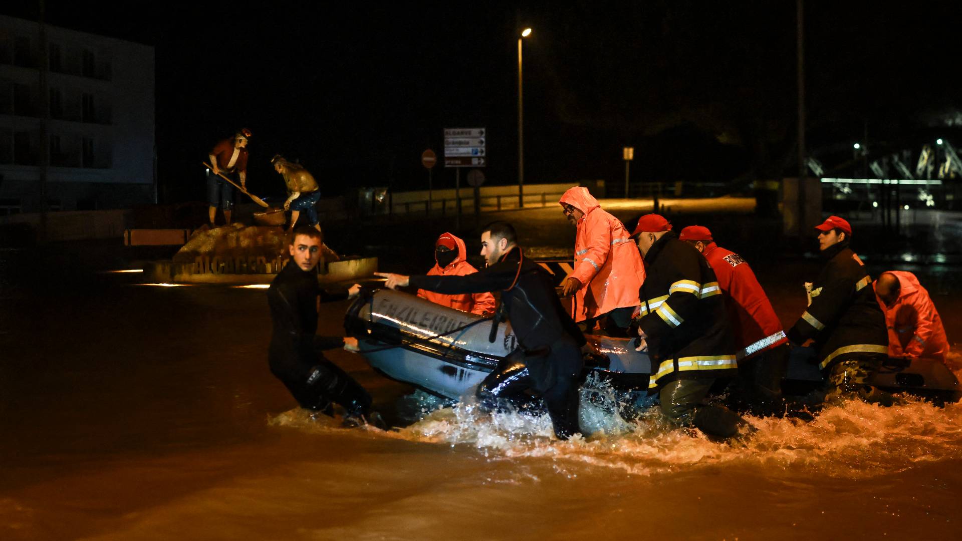 تجتاح العاصفة "ليوناردو" شبه الجزيرة الإيبيرية بقوة، مخلفة