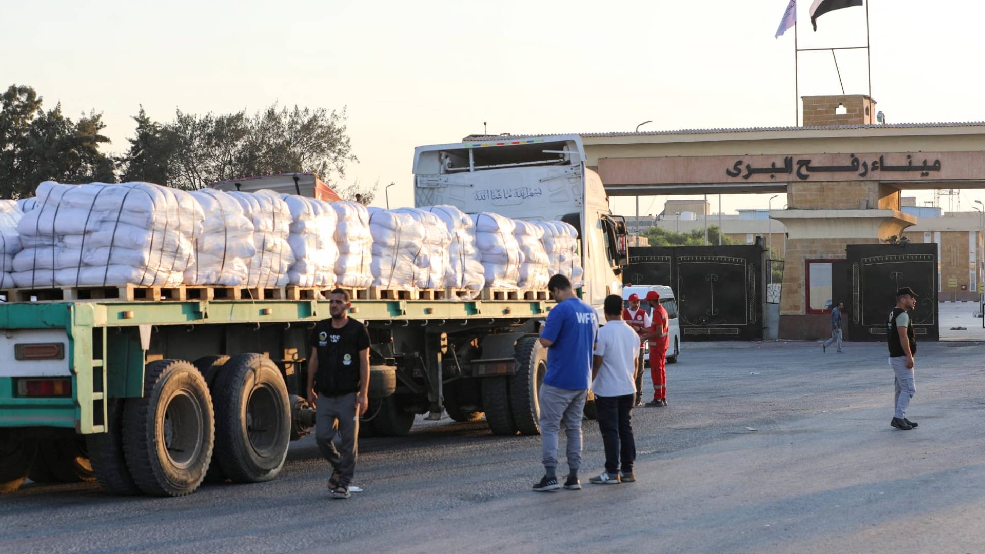 قافلة مساعدات انسانية للأهل في غزة