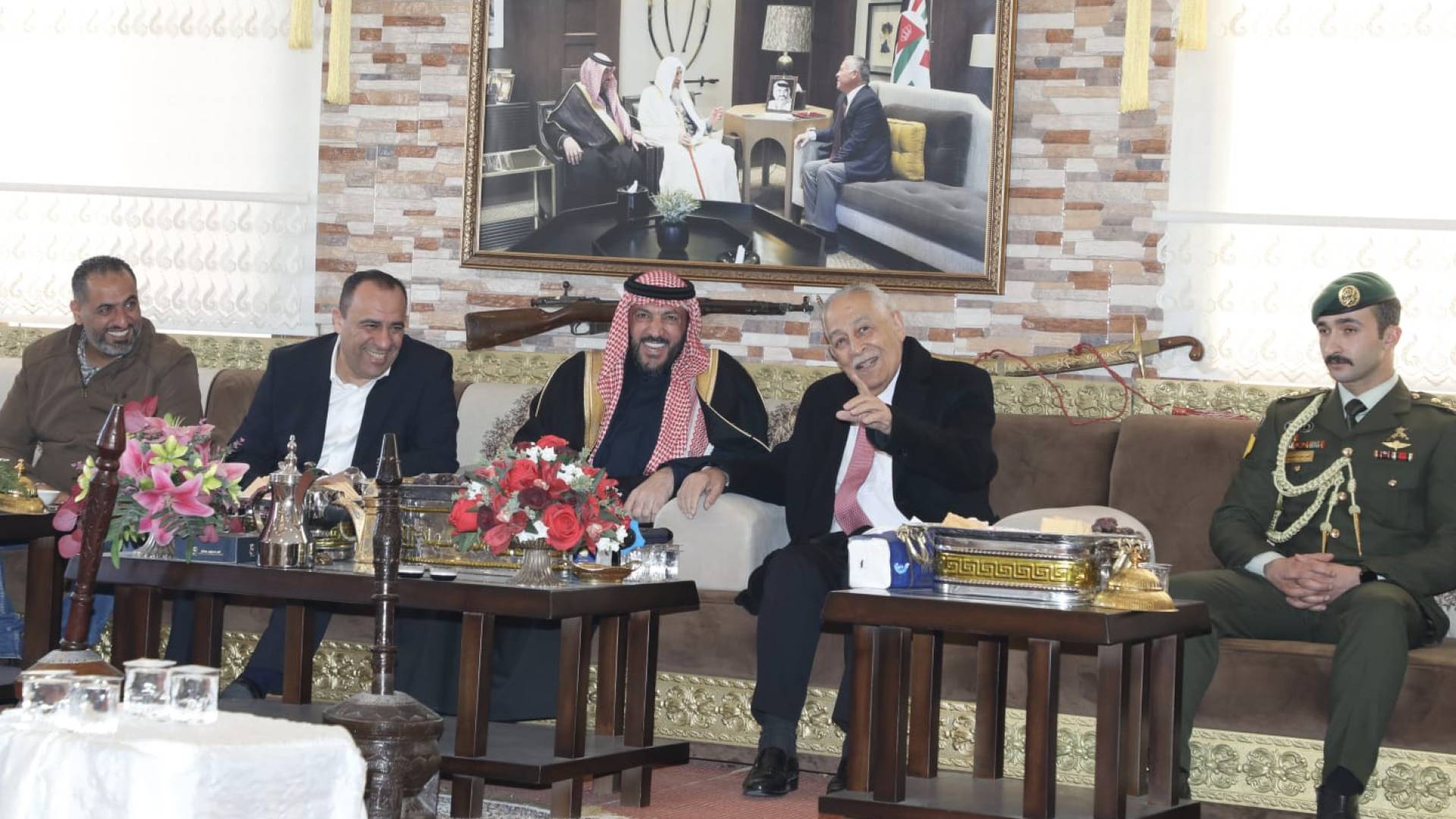قدم رئيس الديوان الملكي الهاشمي يوسف حسن العيسوي، اليوم الخميس، واجب العزاء إلى عشيرتي الحويان وأبو الريش.