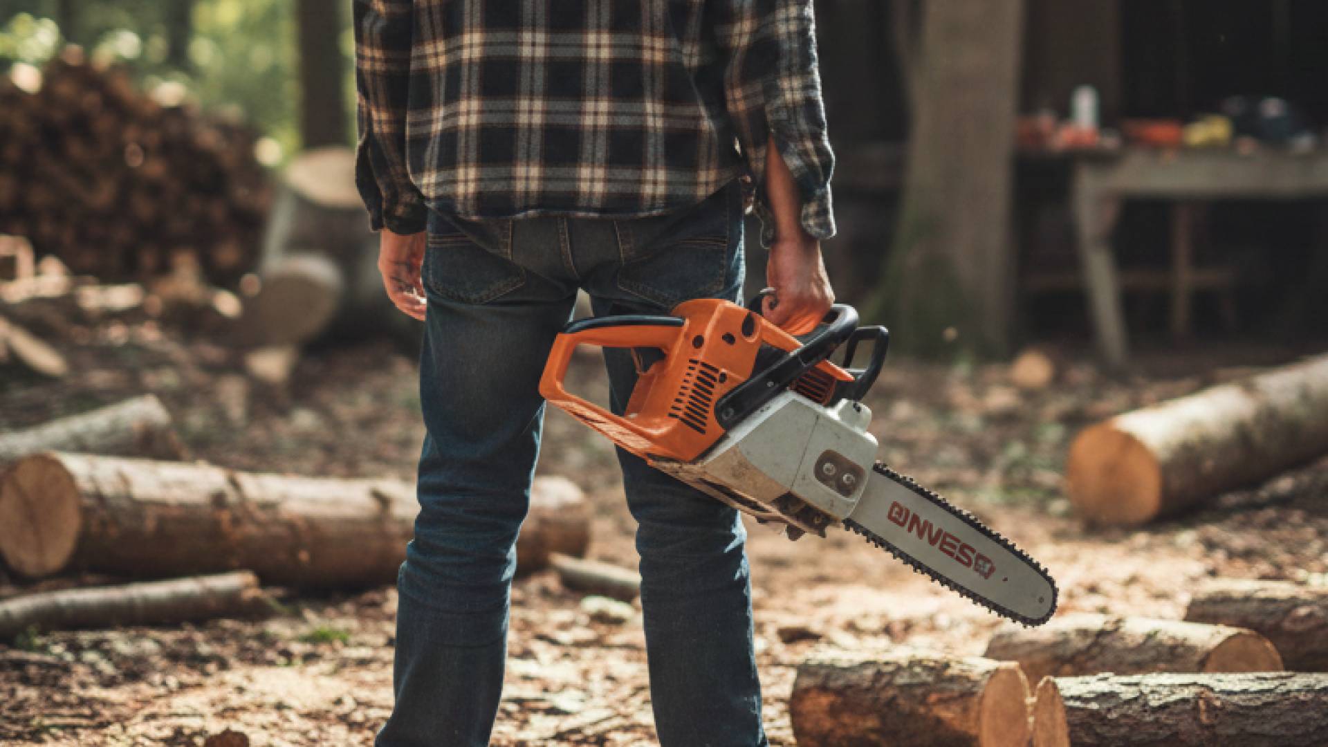 شخص ممسك بمنشار كهربائي