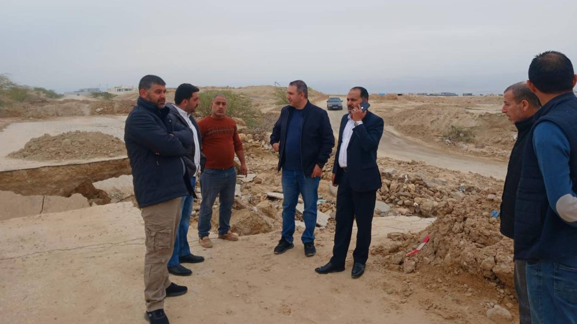 البدء بتنفيذ أعمال صيانة مؤقتة لطريق دافوس – الشونة الجنوبية