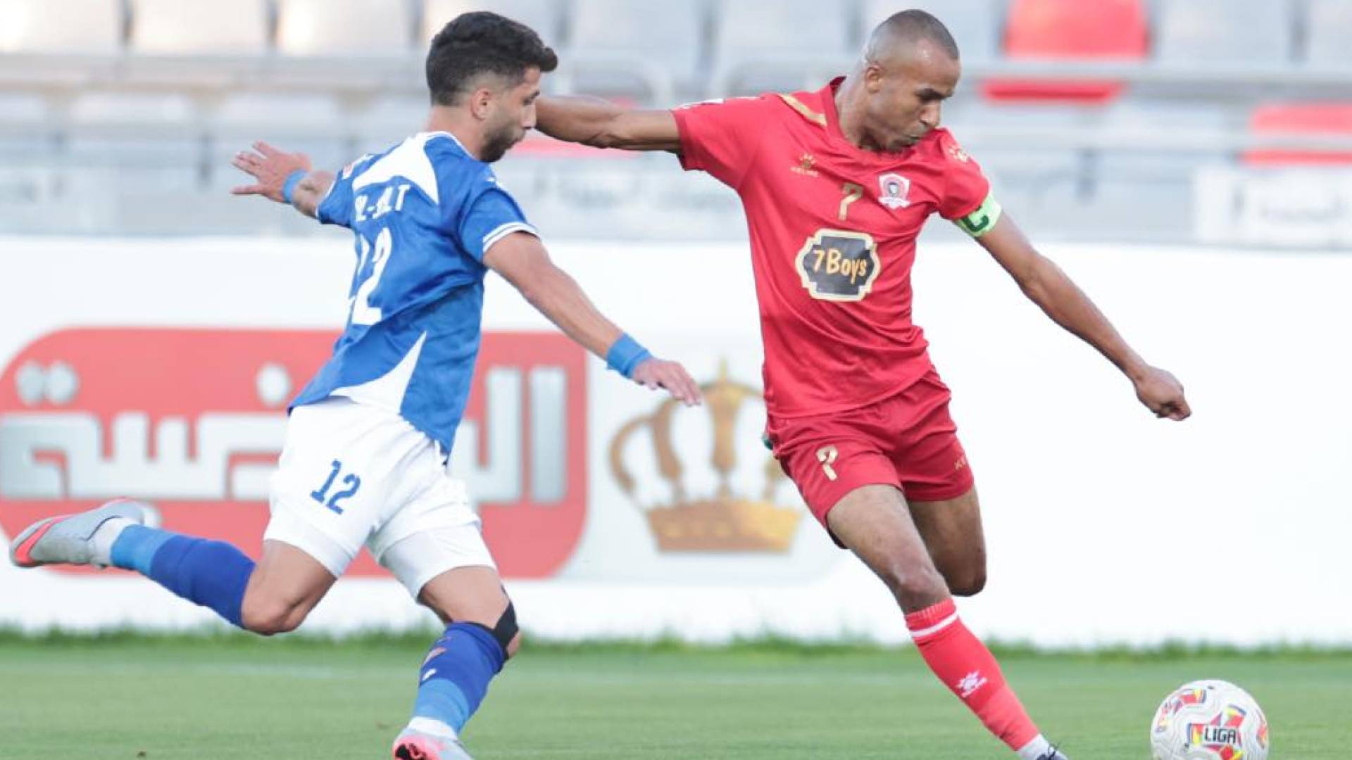 لاعب الجزيرة ياسين البخيت يسدد الكرة في مباراة سابقة