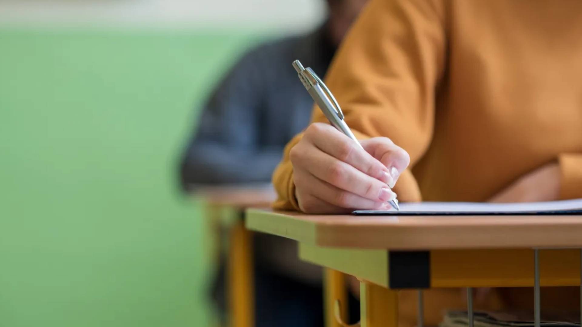 طالب يقدم امتحان