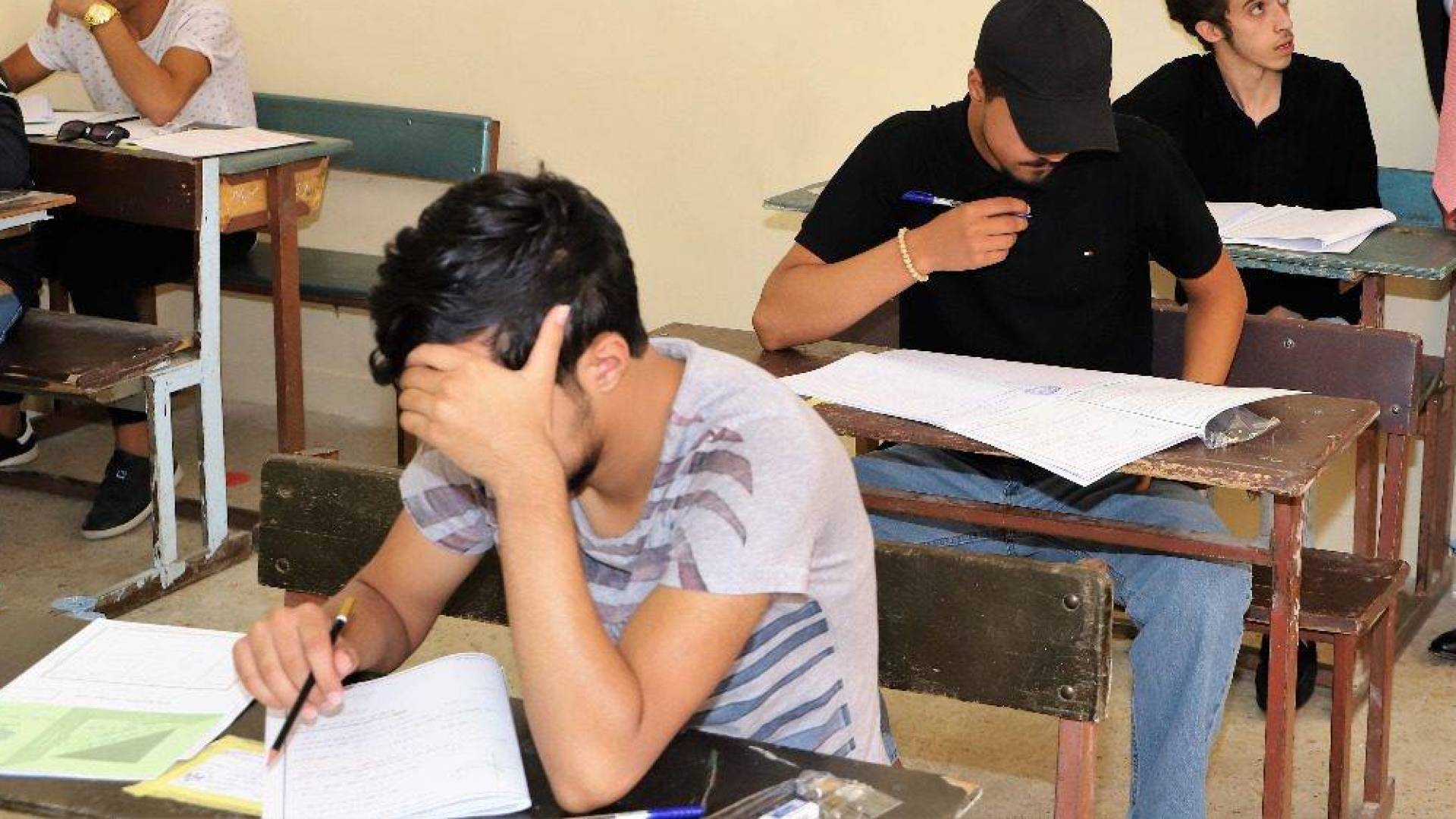 طلاب يقدمون امتحانات