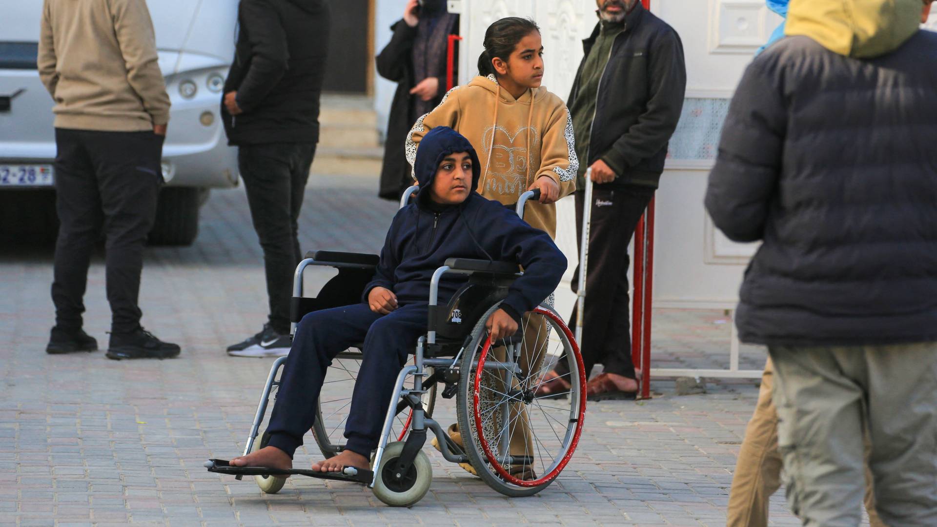 مغادرة مرضى أهل غزة عبر معبر رفح