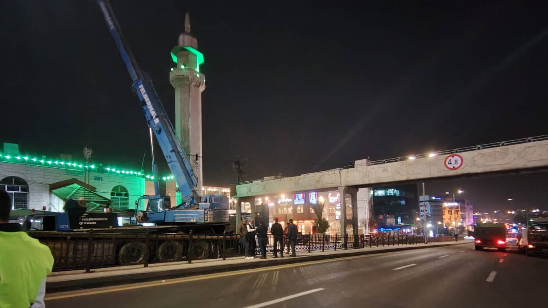 إزالة جسر مشاة على شارع زهران