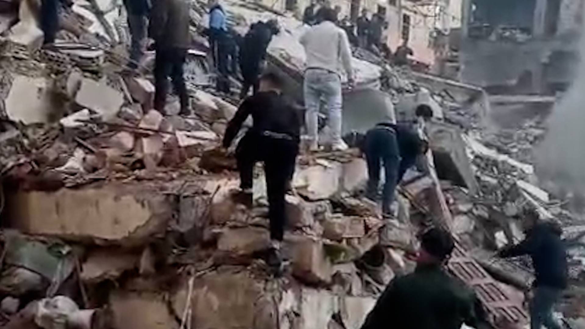 انهيار لمبنى سكني في مدينة طرابلس اللبنانية