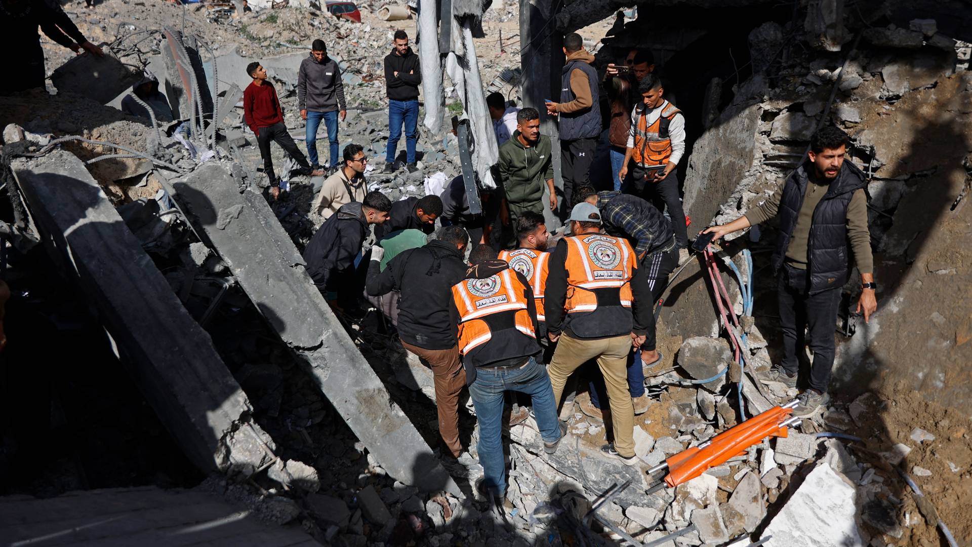 انتشال شهيد من تحت الركام في قطاع غزة