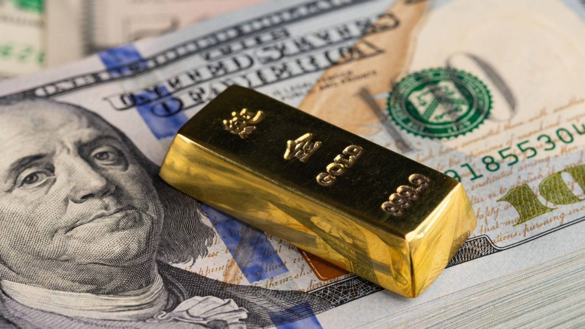 سبيكة ذهبية ودولار أمريكي