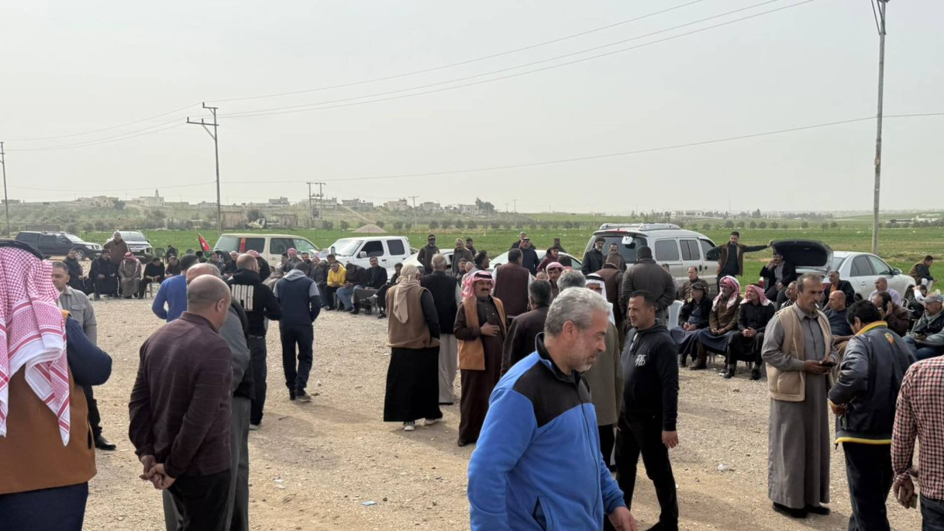 سائقو شاحنات يعتصمون عند "معبر جابر"