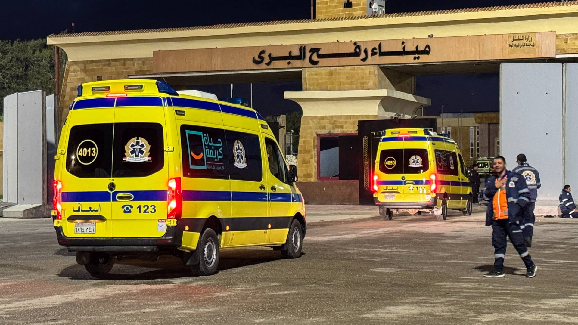 سيارات الاسعاف قرب معبر رفح