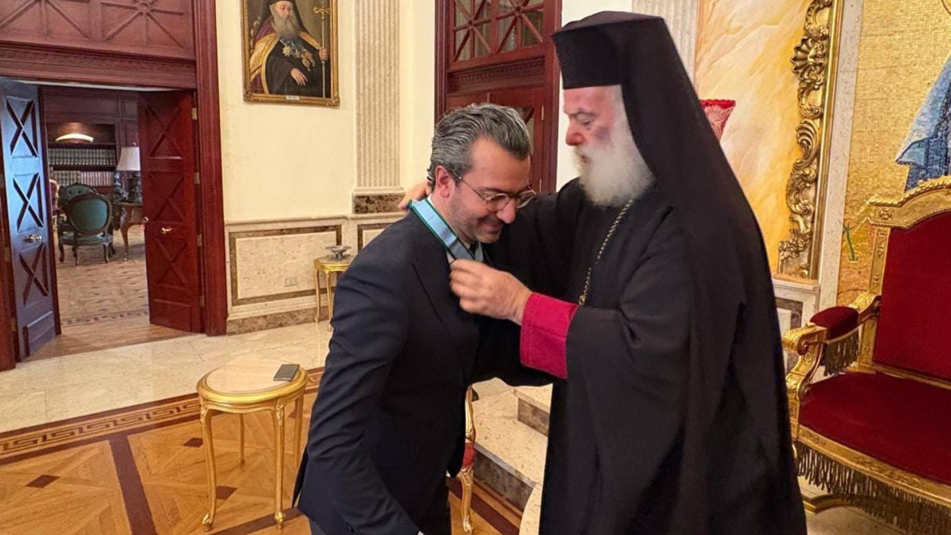 البطريرك ثيودوروس ينعم على الإعلامي الأردني الزميل فؤاد الكرشة بوسام الأسد