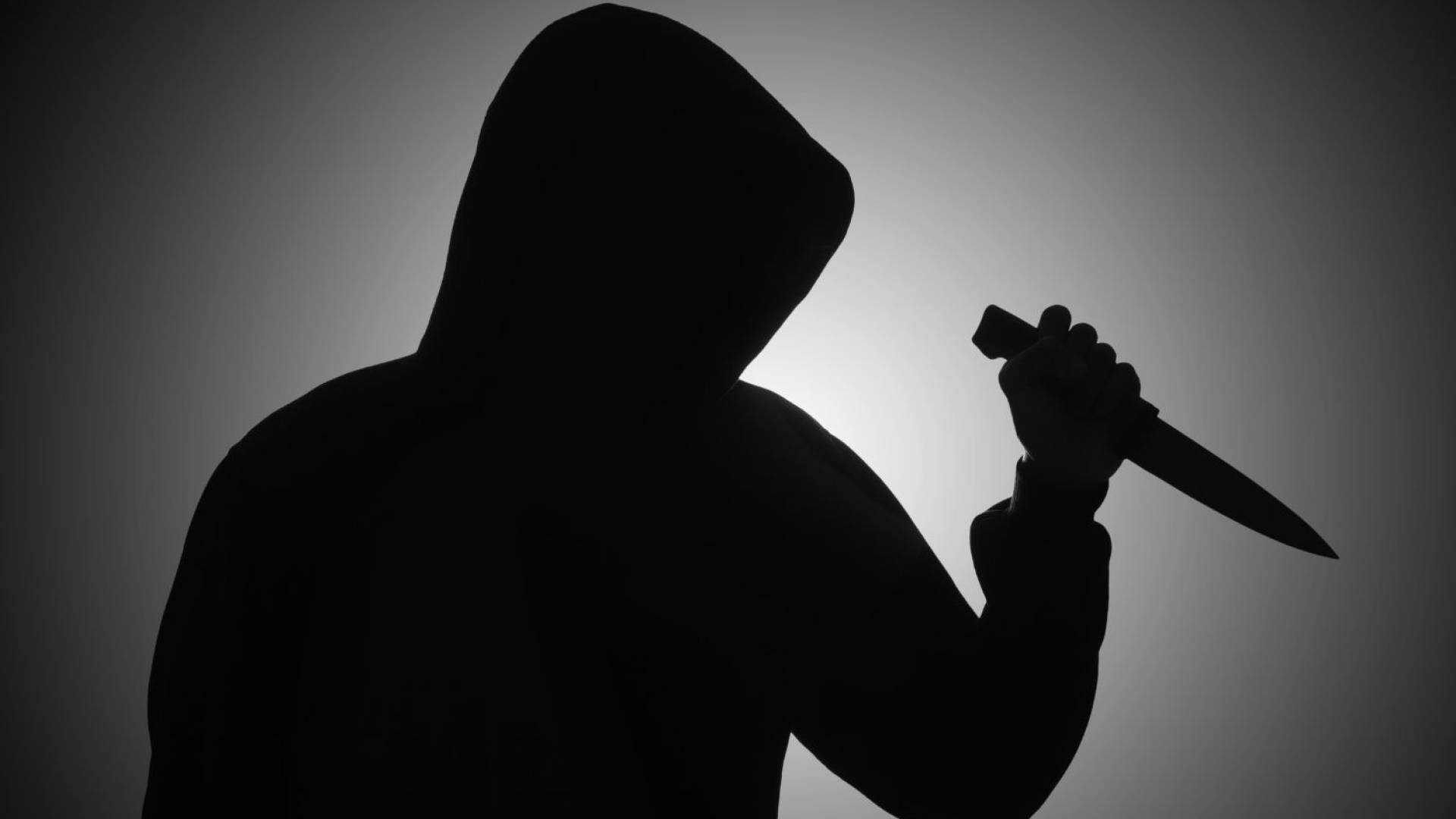 شخص يحمل سكين