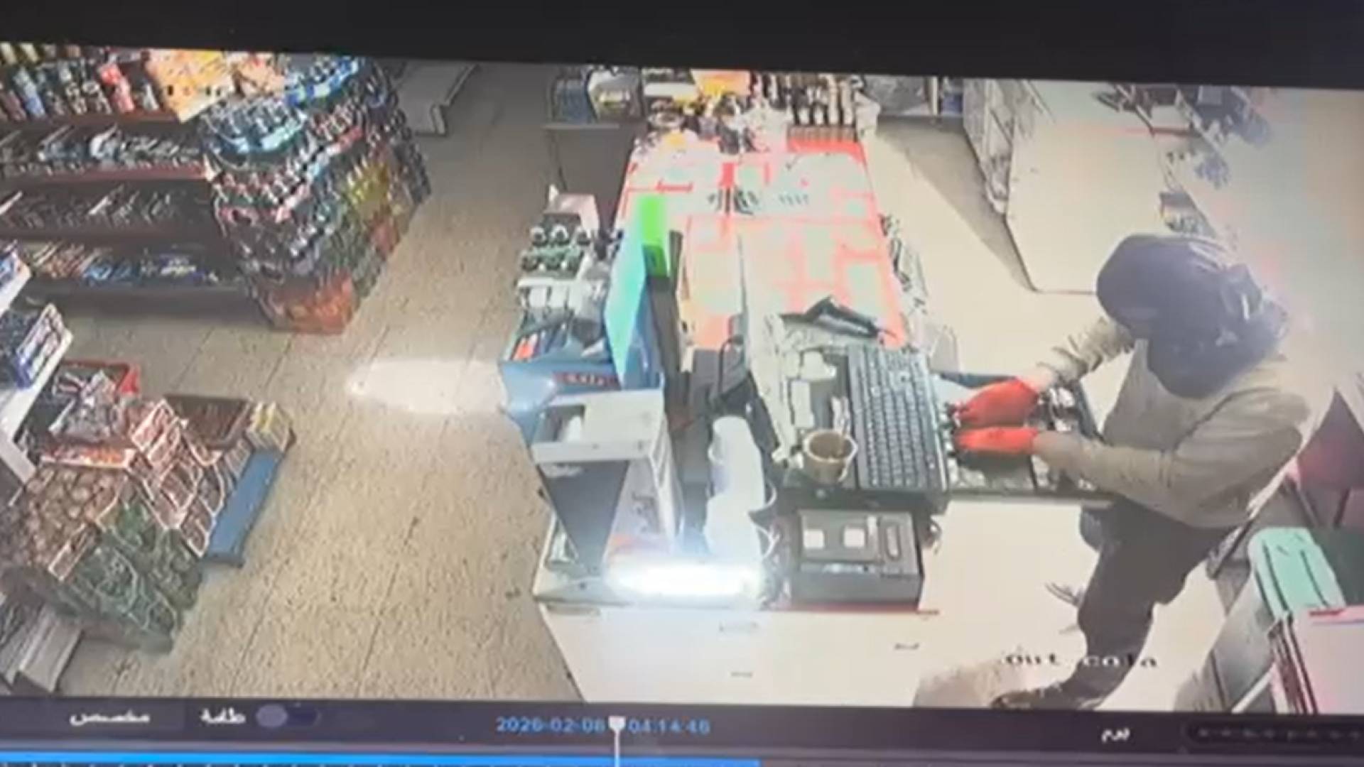 لص يسرق محلا في القسطل