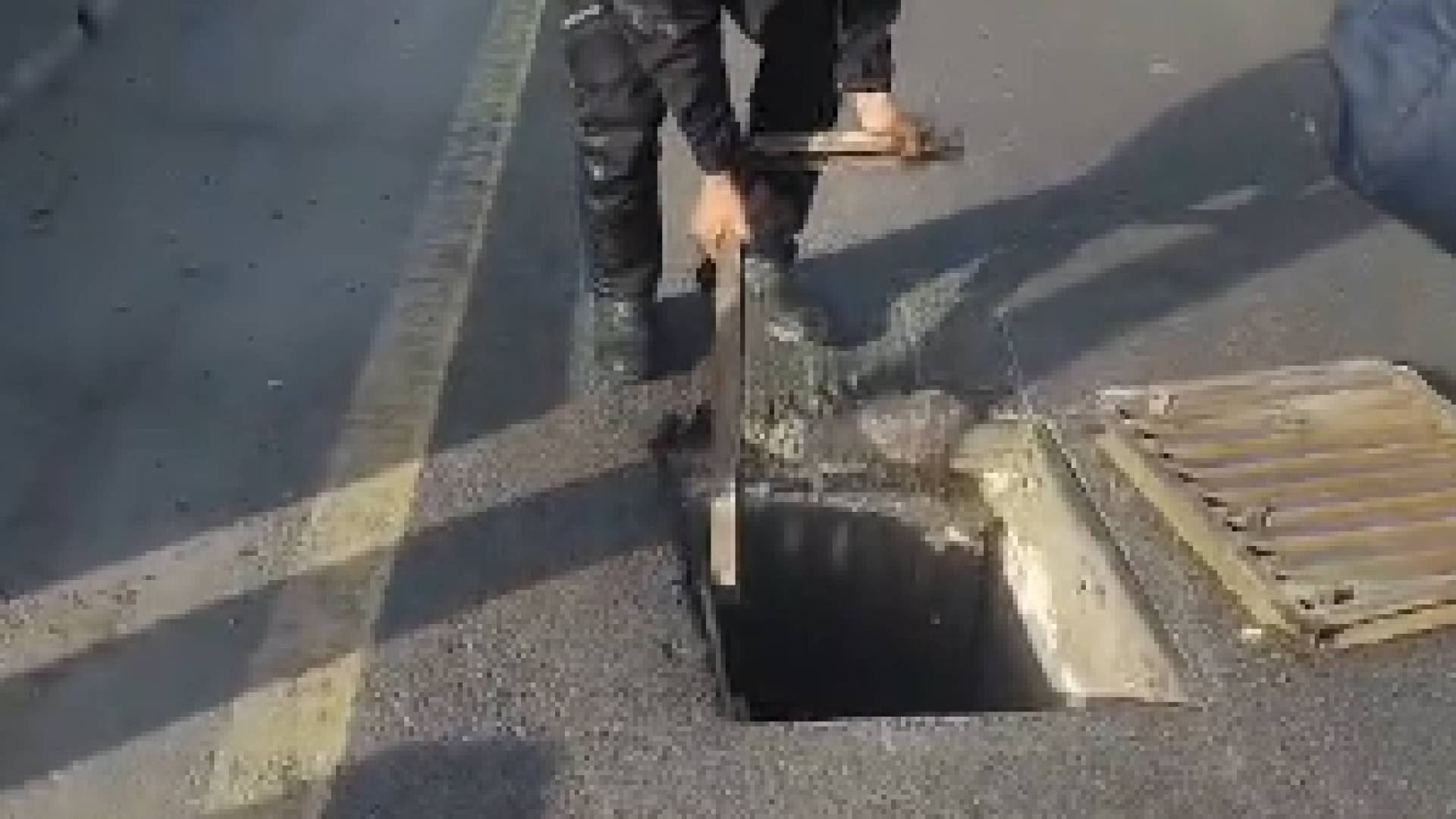 أحد كوادر إدارة السير  يتمكن من منع وقوع كارثة مرورية إثر سقوط غطاء منهل للصرف الصحي وسط الشارع العام.